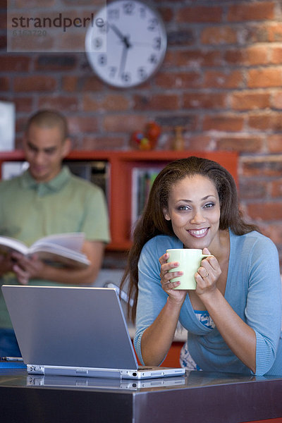 Frau  Becher  halten  amerikanisch  Kaffee