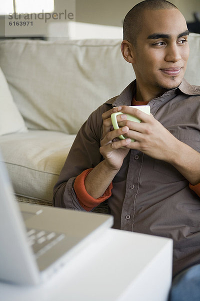 Mann  Becher  halten  amerikanisch  Kaffee