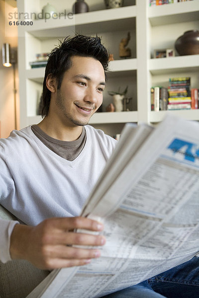 Asian Man lesen Zeitung