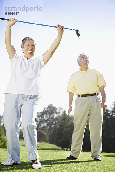 Senior  Senioren  Frau  jubeln  Golfsport  Golf  Kurs