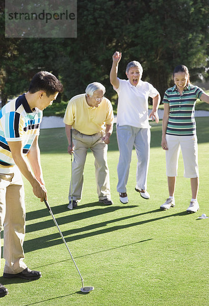 Asian Man Golf zu spielen