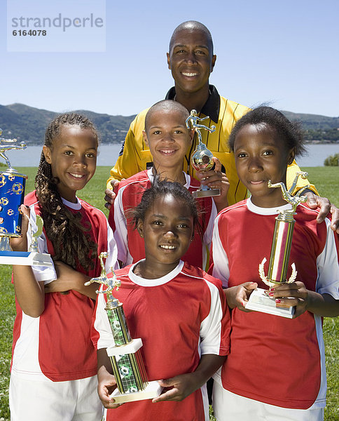 halten Pokal Fußball multikulturell