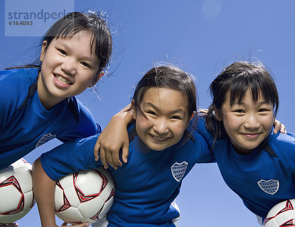 Fußball Mädchen multikulturell Ball Spielzeug