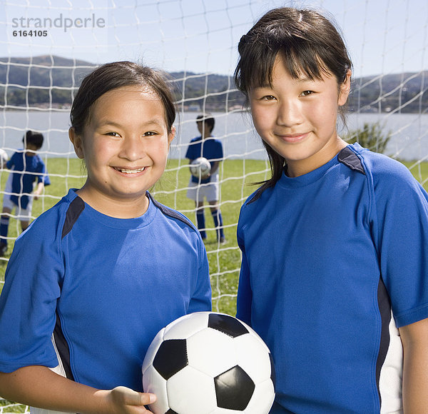 Fußball Mädchen multikulturell Ball Spielzeug