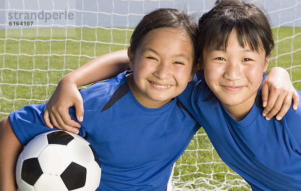 Fußball Mädchen multikulturell Ball Spielzeug