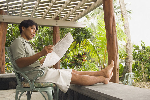 Asian Man lesen Zeitung