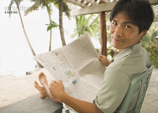 Asian Man lesen Zeitung