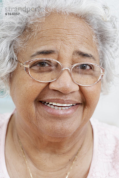hoch  oben  nahe  Senior  Senioren  Frau  lächeln  amerikanisch