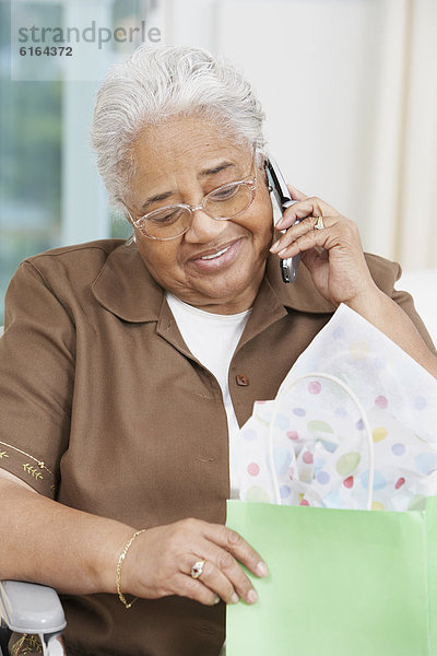 Handy  Senior  Senioren  Frau  sprechen  amerikanisch