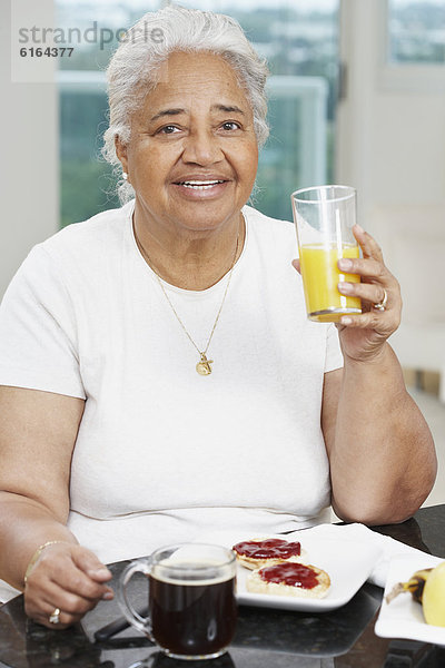 Senior  Senioren  Frau  amerikanisch  essen  essend  isst  Frühstück