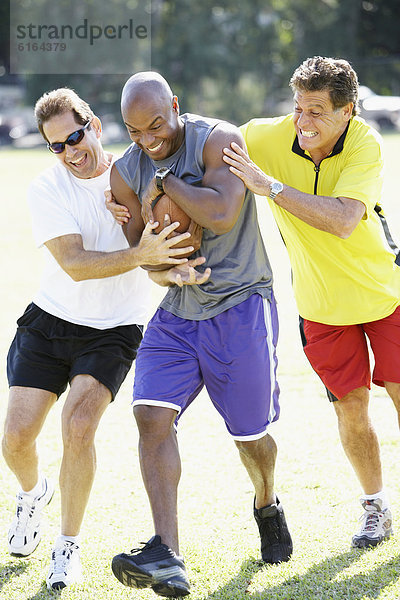 Mann multikulturell Football spielen