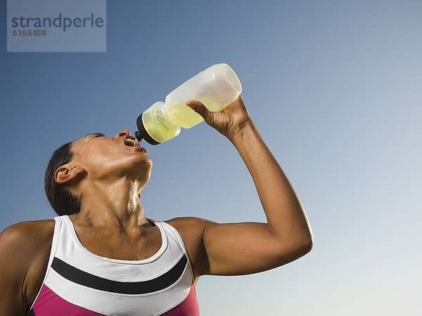 Frau  Hispanier  drücken  trinken  Flasche