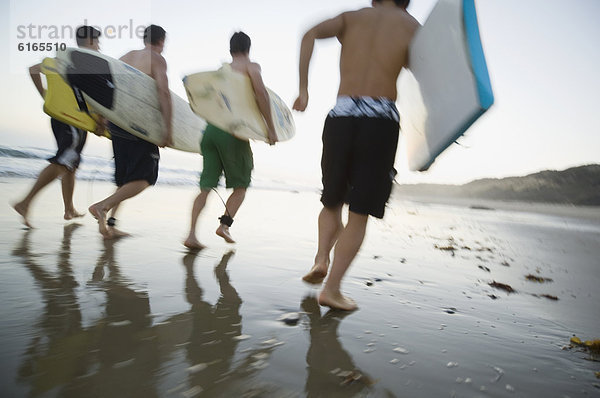 Mann  rennen  Surfboard  multikulturell