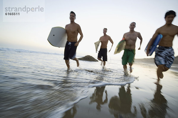 Mann  rennen  Surfboard  multikulturell