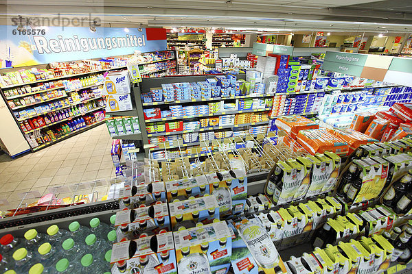 Regale mit diversen Lebensmitteln  Selbstbedienung  Lebensmittelabteilung  Supermarkt  Deutschland  Europa