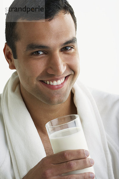 Mann  Hispanier  trinken  Milch