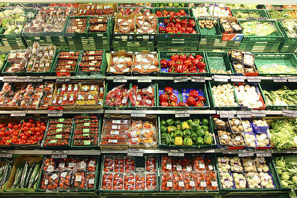 Gemüsetheke  Selbstbedienung  Lebensmittelabteilung  Supermarkt  Deutschland  Europa