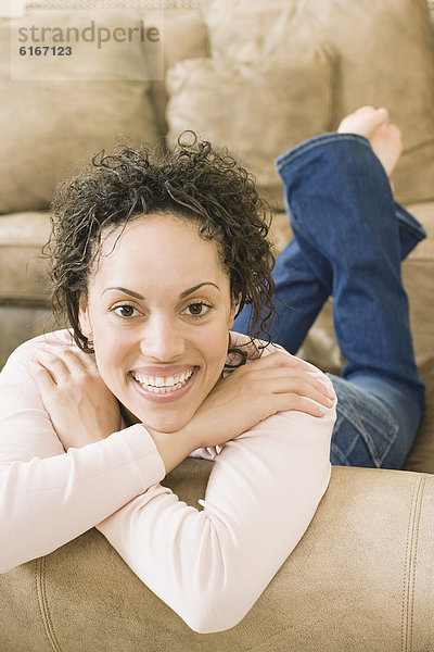 junge Frau junge Frauen Entspannung Couch