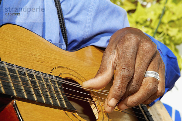 hoch  oben  nahe  Mann  Gitarre  spielen