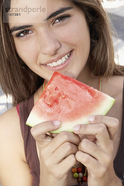 Frau  Hispanier  halten  Scheibe  Wassermelone