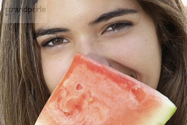 Frau  Hispanier  halten  Scheibe  Wassermelone