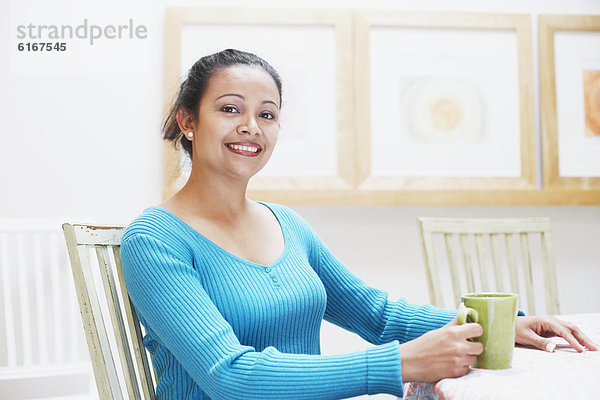 Junge Frau mit eine Tasse Kaffee