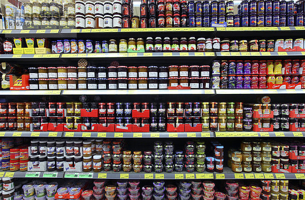 Regal mit Marmeladen  Konfitüren  Selbstbedienung  Lebensmittelabteilung  Supermarkt  Deutschland  Europa