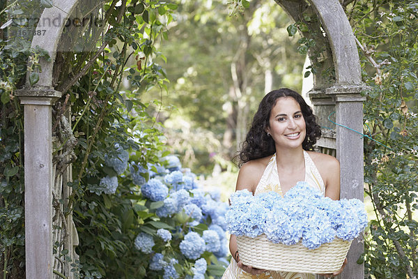 Frau  tragen  Blume  Korb  jung