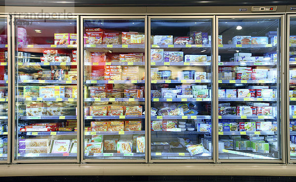 Tiefkühlabteilung  Tiefkühlschränke mit verschiedenen TK-Produkten  Fertiggerichte  Selbstbedienung  Lebensmittelabteilung  Supermarkt  Deutschland  Europa
