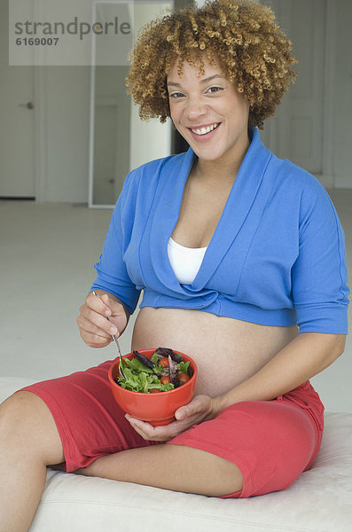 Frau  Salat  Schwangerschaft  essen  essend  isst