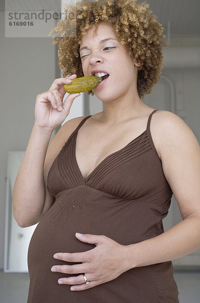 eingelegt  einlegen  Frau  Schwangerschaft  Gurke  essen  essend  isst