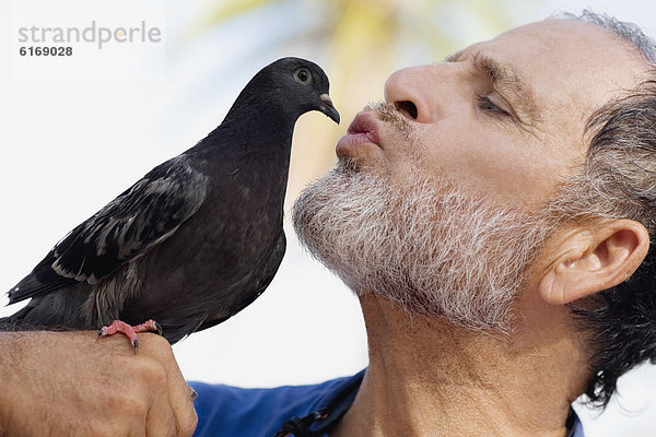 Mann küssen Vogel