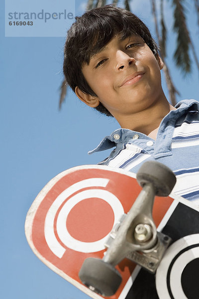 Junge - Person  Hispanier  halten  Skateboard