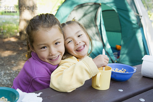 Schwester  Campingplatz  essen  essend  isst