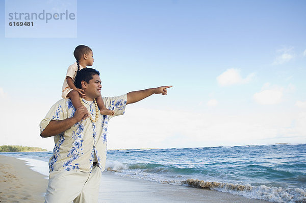 Strand  Menschlicher Vater  Sohn  Menschliche Schulter  Schultern  Pazifischer Ozean  Pazifik  Stiller Ozean  Großer Ozean