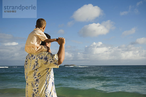 Strand  Menschlicher Vater  Sohn  Menschliche Schulter  Schultern  Pazifischer Ozean  Pazifik  Stiller Ozean  Großer Ozean