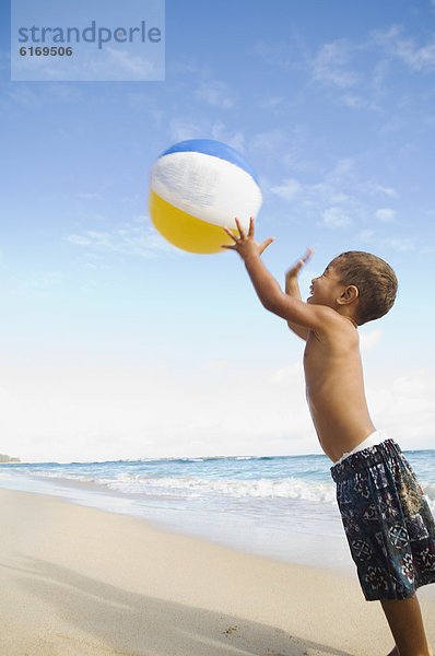 Strand  Junge - Person  Pazifischer Ozean  Pazifik  Stiller Ozean  Großer Ozean  Ball Spielzeug  spielen