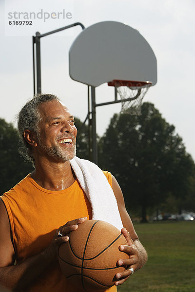 Mann halten Basketball