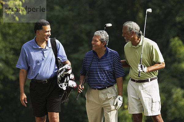 Mann multikulturell Golfsport Golf spielen