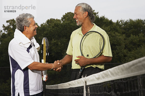 Mann multikulturell Gericht schütteln Tennis