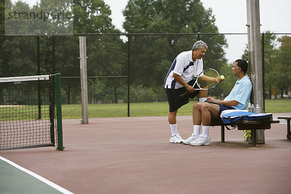 Mann sprechen multikulturell Gericht Tennis