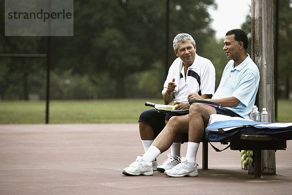 Mann sprechen multikulturell Gericht Tennis