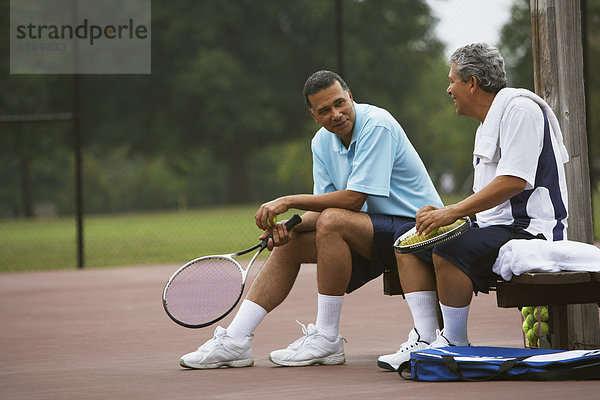 Mann sprechen multikulturell Gericht Tennis