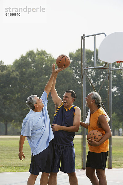 Mann Basketball multikulturell spielen