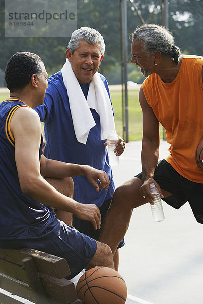 Mann sprechen Basketball multikulturell Gericht