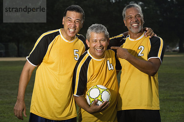 Mann halten Fußball multikulturell Ball Spielzeug