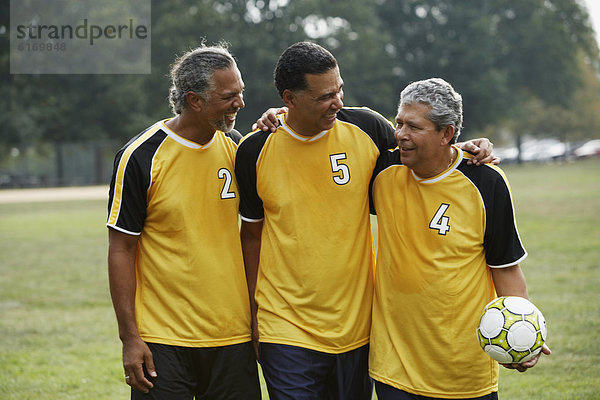 Mann halten Fußball multikulturell Ball Spielzeug