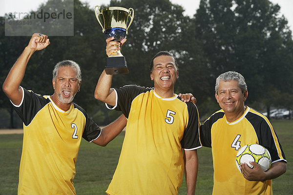 Mann halten Fußball multikulturell Pokal