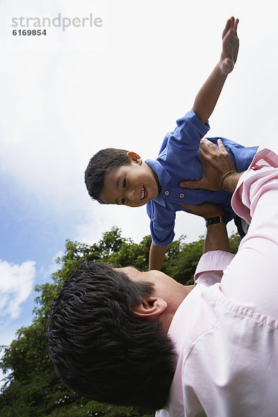 Menschlicher Vater  Sohn  Hispanier  halten  Himmel