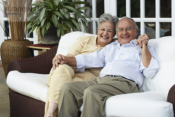 sitzend  Senior  Senioren  Couch  Hispanier